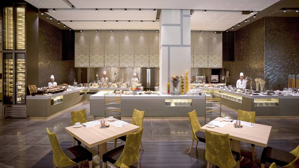 お楽しみの
ビュッフェを満喫！ / 5