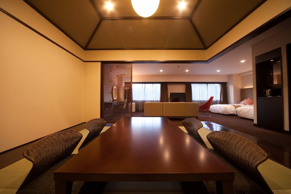 客室内のダイニングエリア