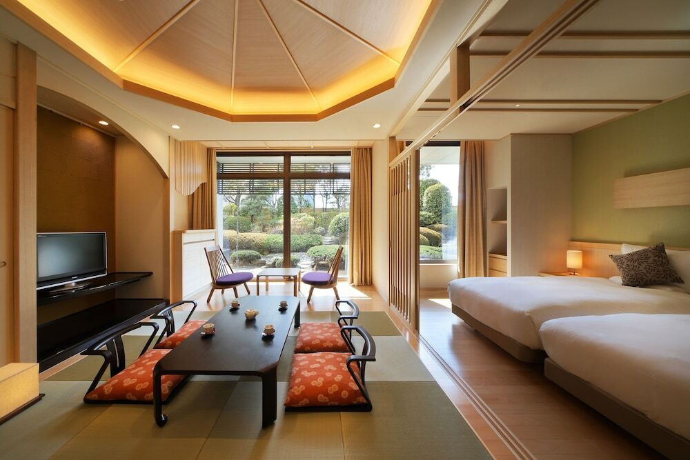 和室は上質な調度品に囲まれた大人の空間4269377