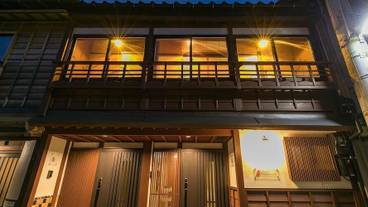 施設の正面 (日没後) / 1