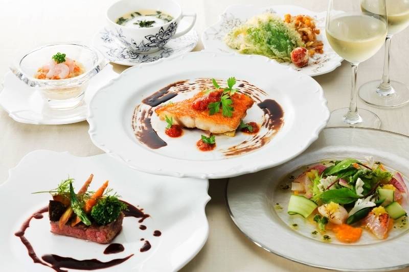 シェフ渾身の
フレンチディナーに舌鼓 / 1