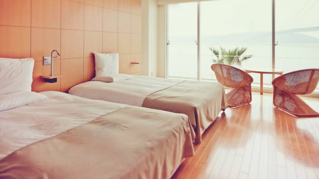 TWIN ROOM / 1