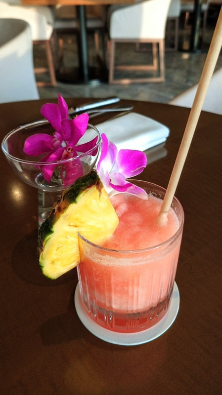 クラブラウンジにてカクテル