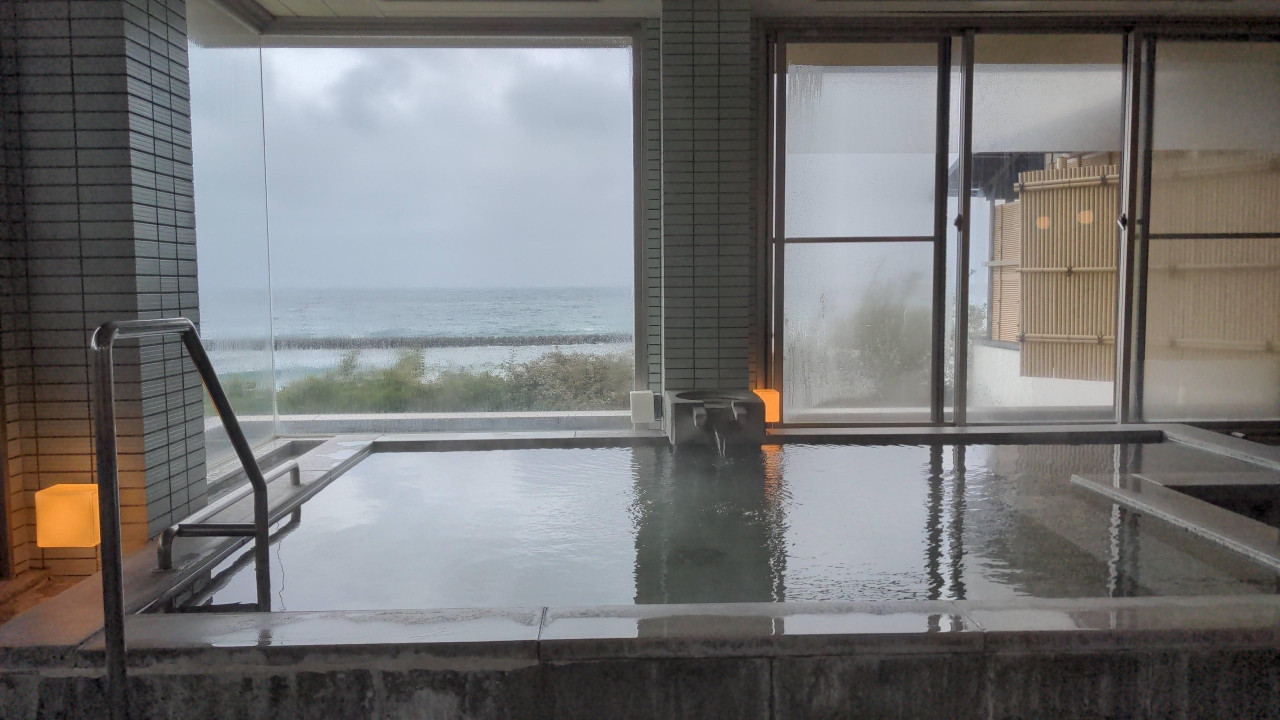 大浴場の内風呂が一番海を見ながら入浴できますね