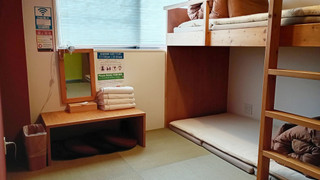 4人部屋 共用バスルーム (チェックイン午後10時まで)