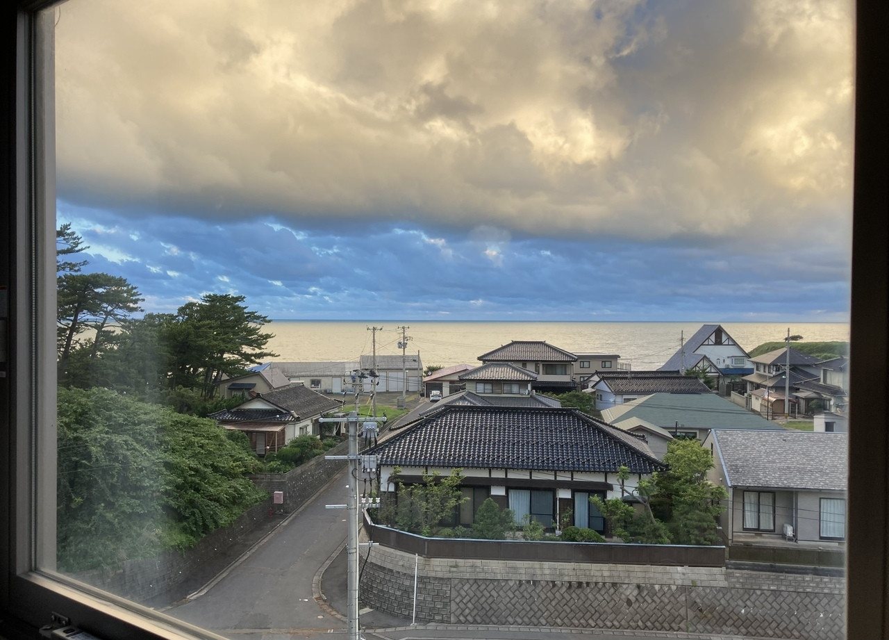 天然温泉に浸かりながら日本海と「鳥海山」の絶景に酔いしれる3408524