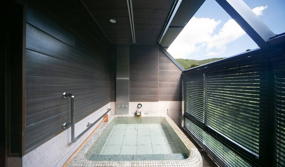 3ヶ所ある貸切風呂で
温泉を堪能 / 2