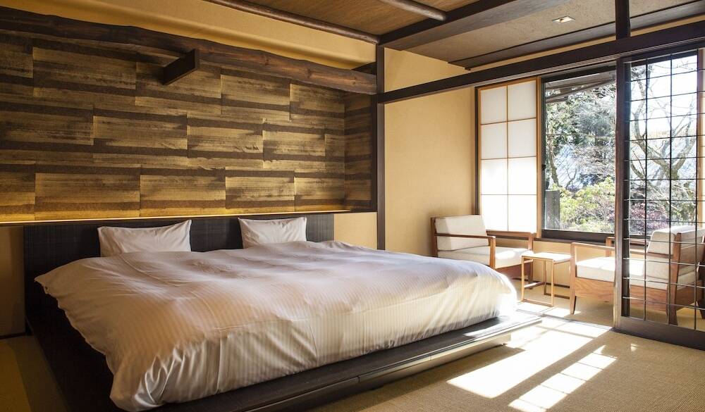 趣ある空間で深呼吸
しっとり寛ぐ客室 / 3