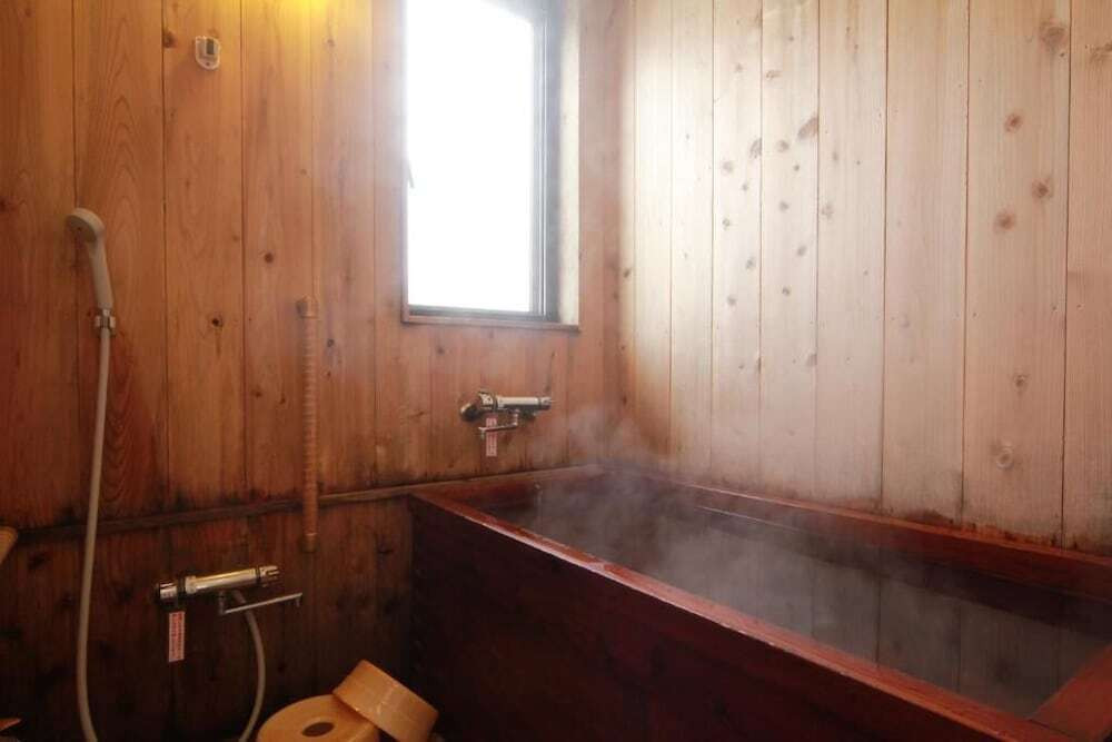 客室は漆塗りの専用風呂付き。身体の芯まで温まろう3977921