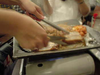 「韓国家庭料理 イタロー」料理 9932 豚カルビ(焼いているところ）