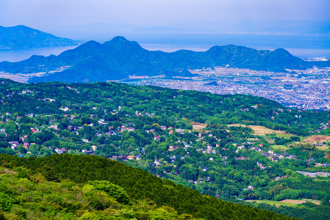 （静岡県）箱根西麓の別荘地と田方平野の町並み