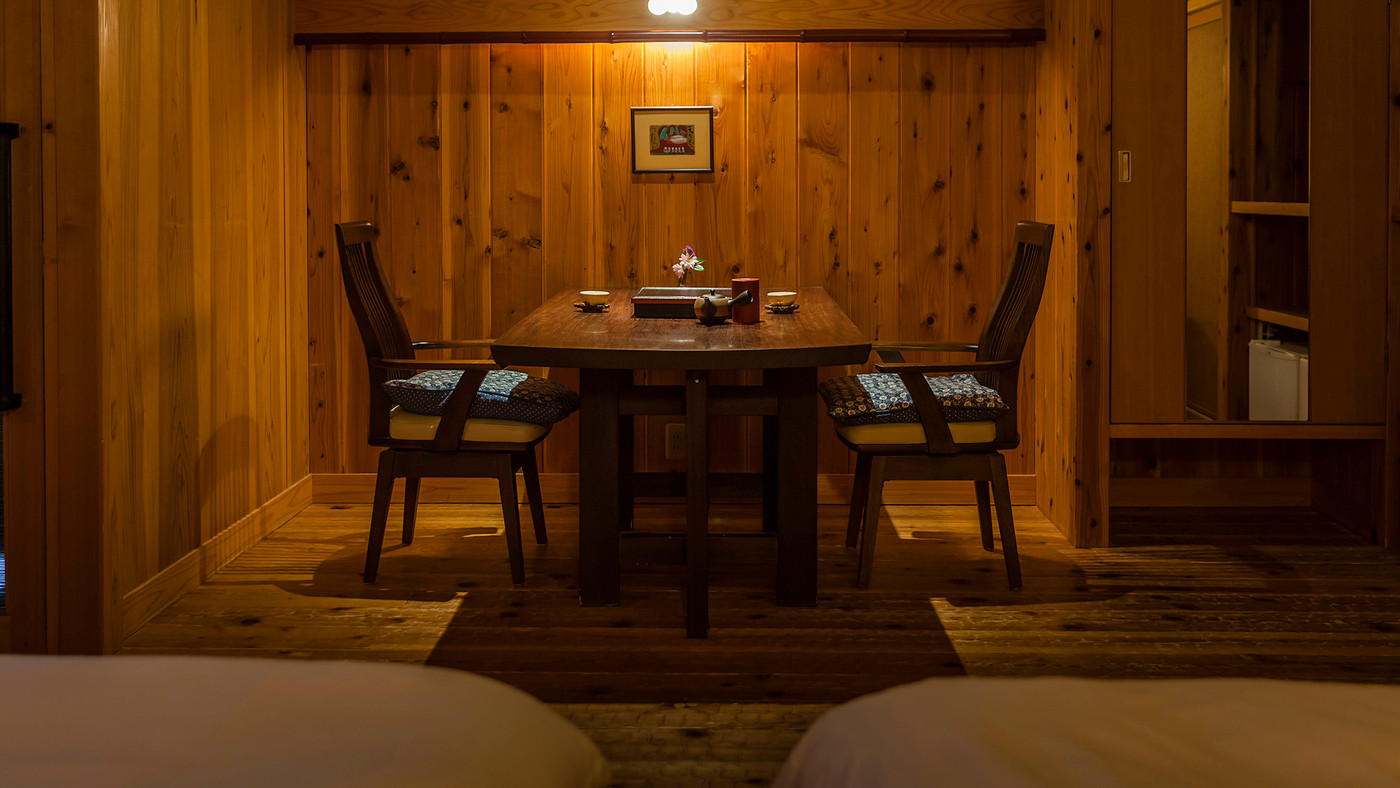 お友達とゆったりと過ごし語り合う「露天風呂付き客室」3746066