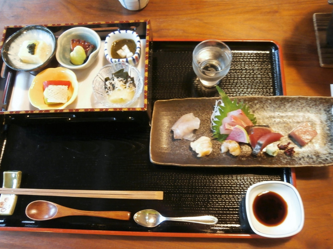 夕食の会席・紫コースをいただく