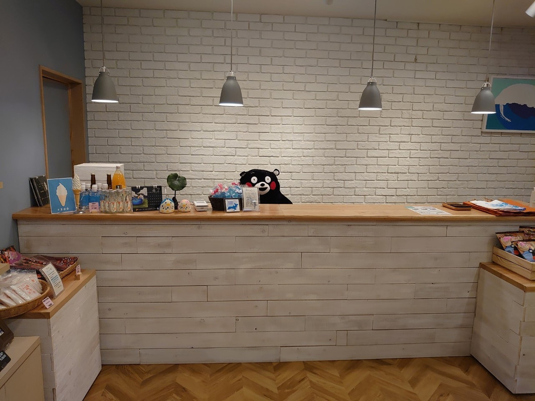 お土産屋のカウンターに、クマモンが常時います！