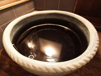 薪で温度調節をする五右衛門風呂で本格的な体験をしよう3959245