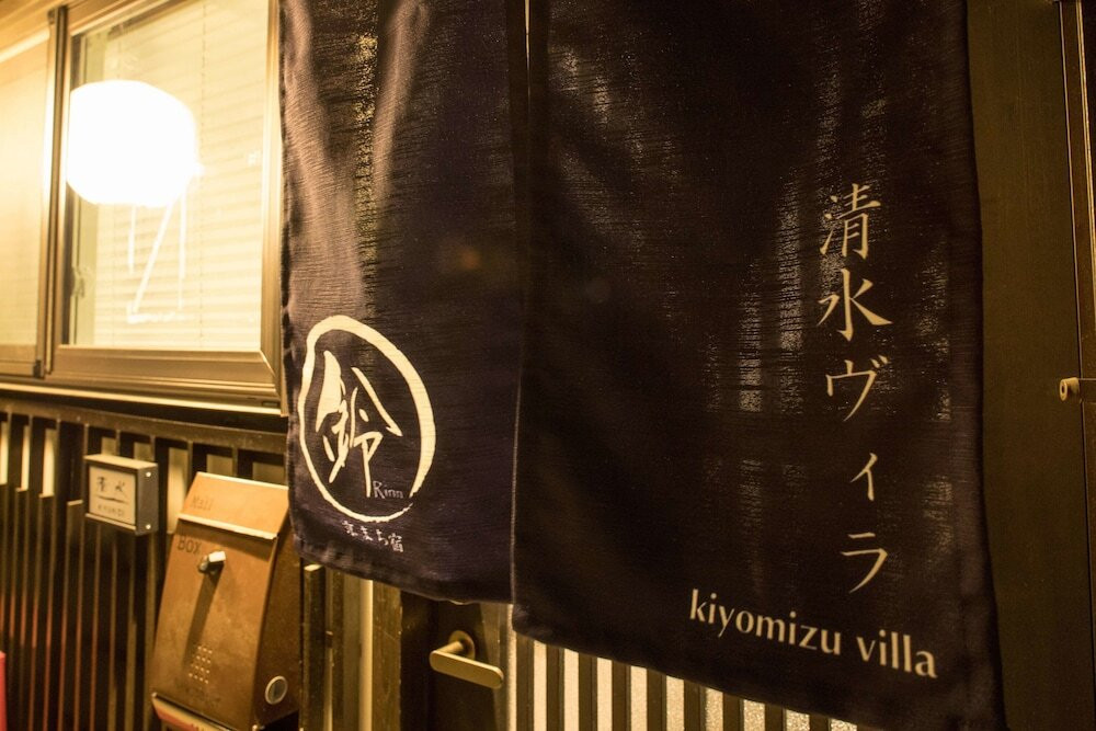 施設の正面 (日没後)
