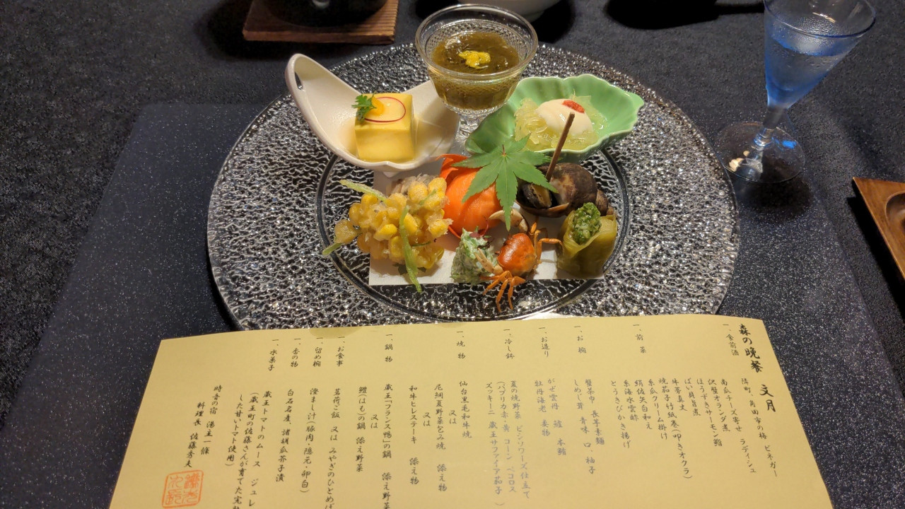 前菜とお品書き。バイ貝とかき揚げが追加されているっぽい