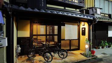 施設の正面 (日没後) / 1