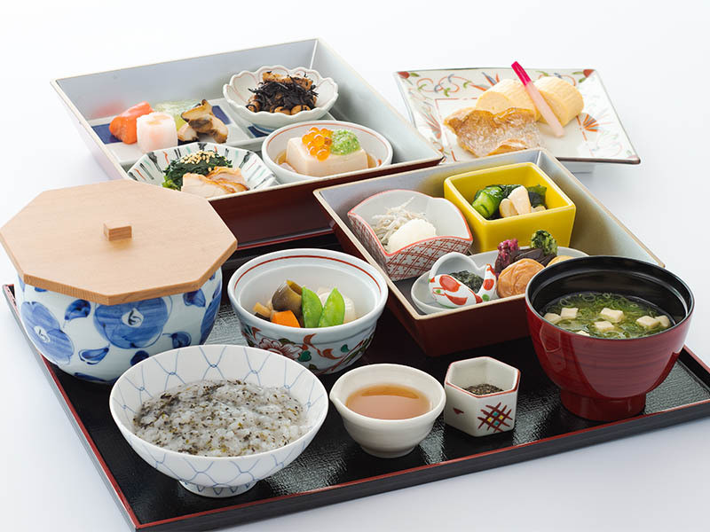 和朝食「重ね御膳」一例