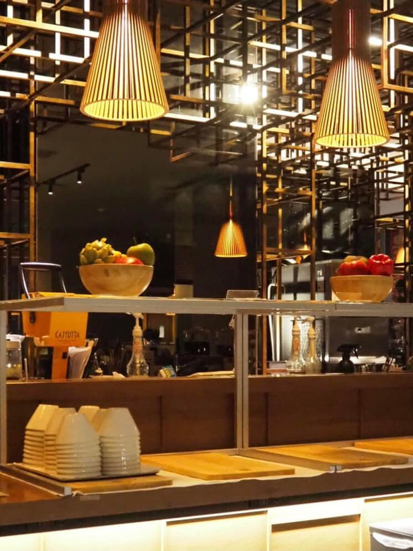 併設されているカフェは朝食付きのプランだとコスパ◎