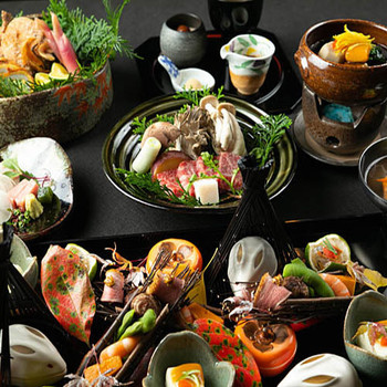 暖炉を囲んでみんなで会話を楽しんで3521821