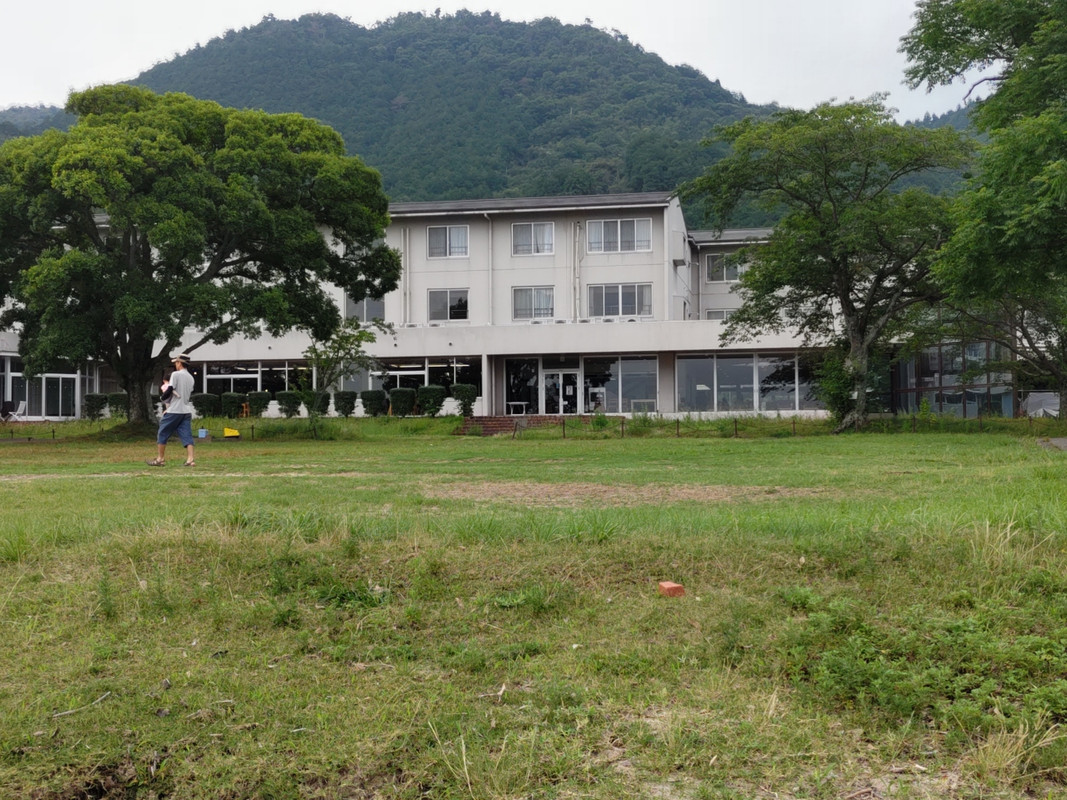 宮ヶ浜に面した西館。