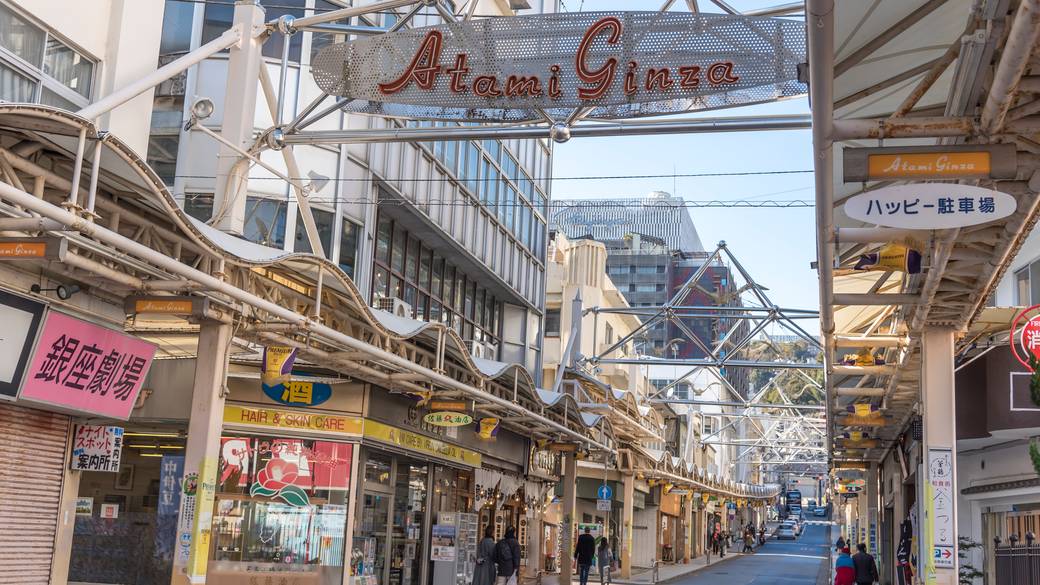 賑やかな熱海の街で
海鮮&スイーツを満喫 / 1