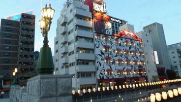 施設の正面 (日没後) / 1