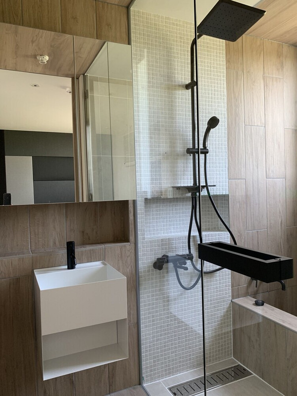 バスルームのシャワー