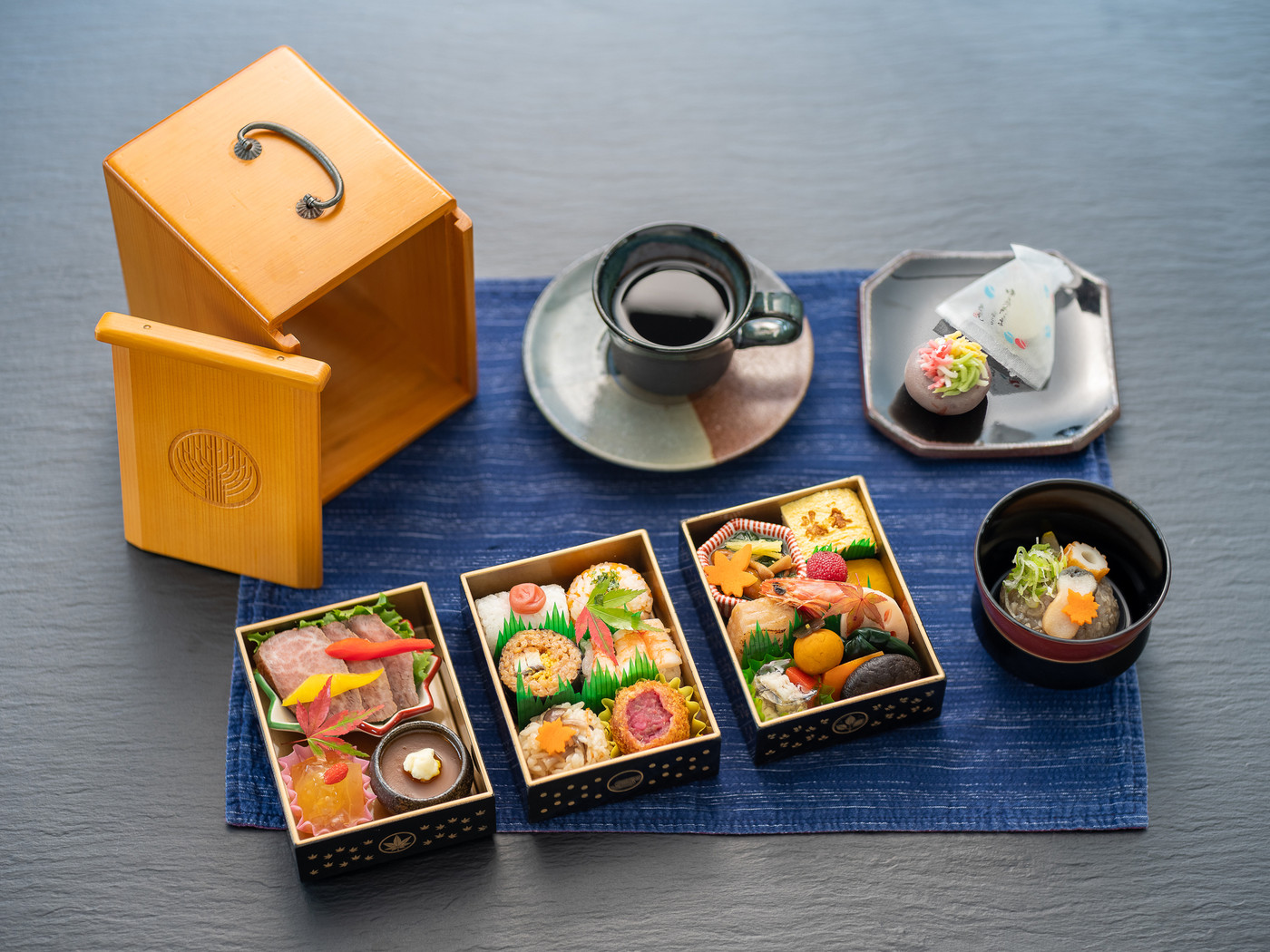 四国の絶景を望む大人の列車旅「四国まんなか千年ものがたり」2471524