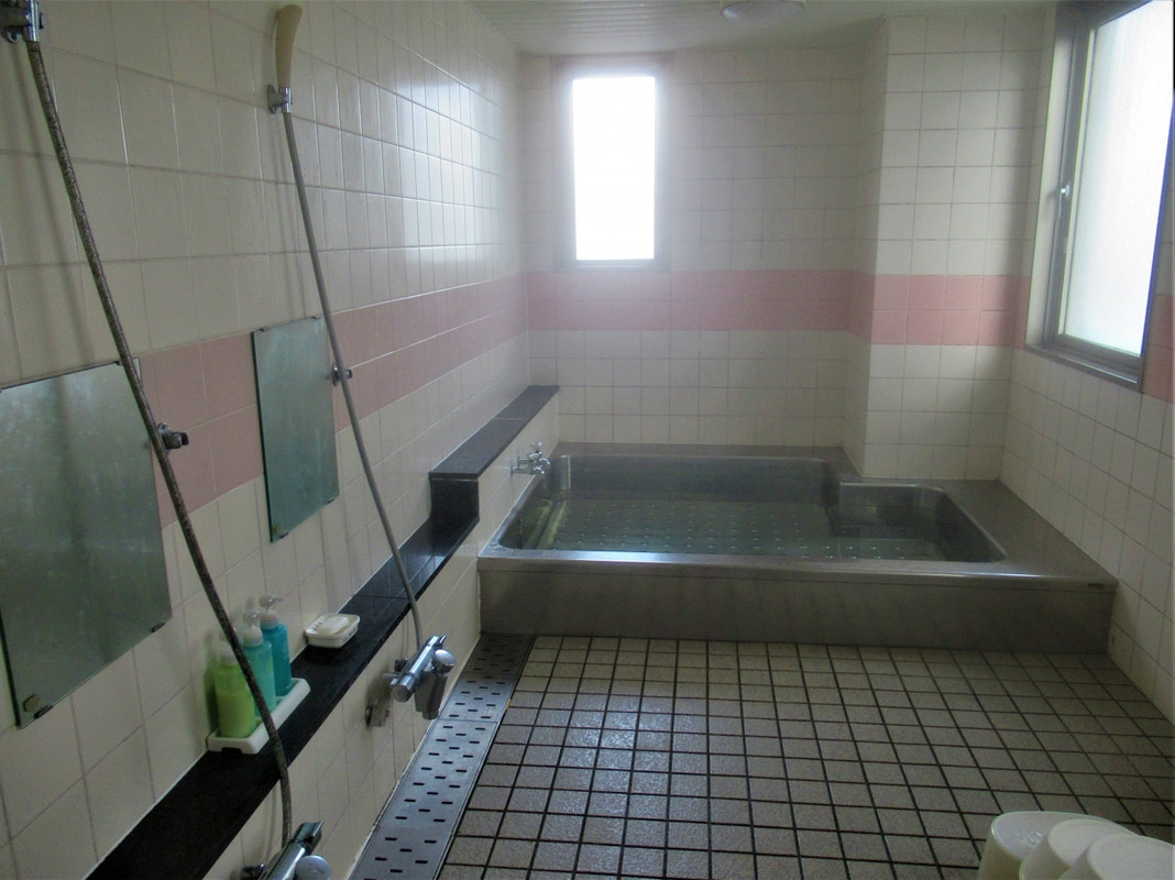 和室利用者は内カギ式の家族風呂利用。ステンレス浴槽が清潔