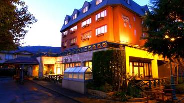 施設の正面 (日没後) / 3