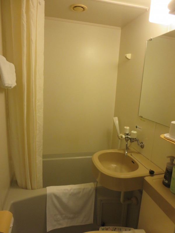 古いのバスルームです。湯音調整がカランになっていました。