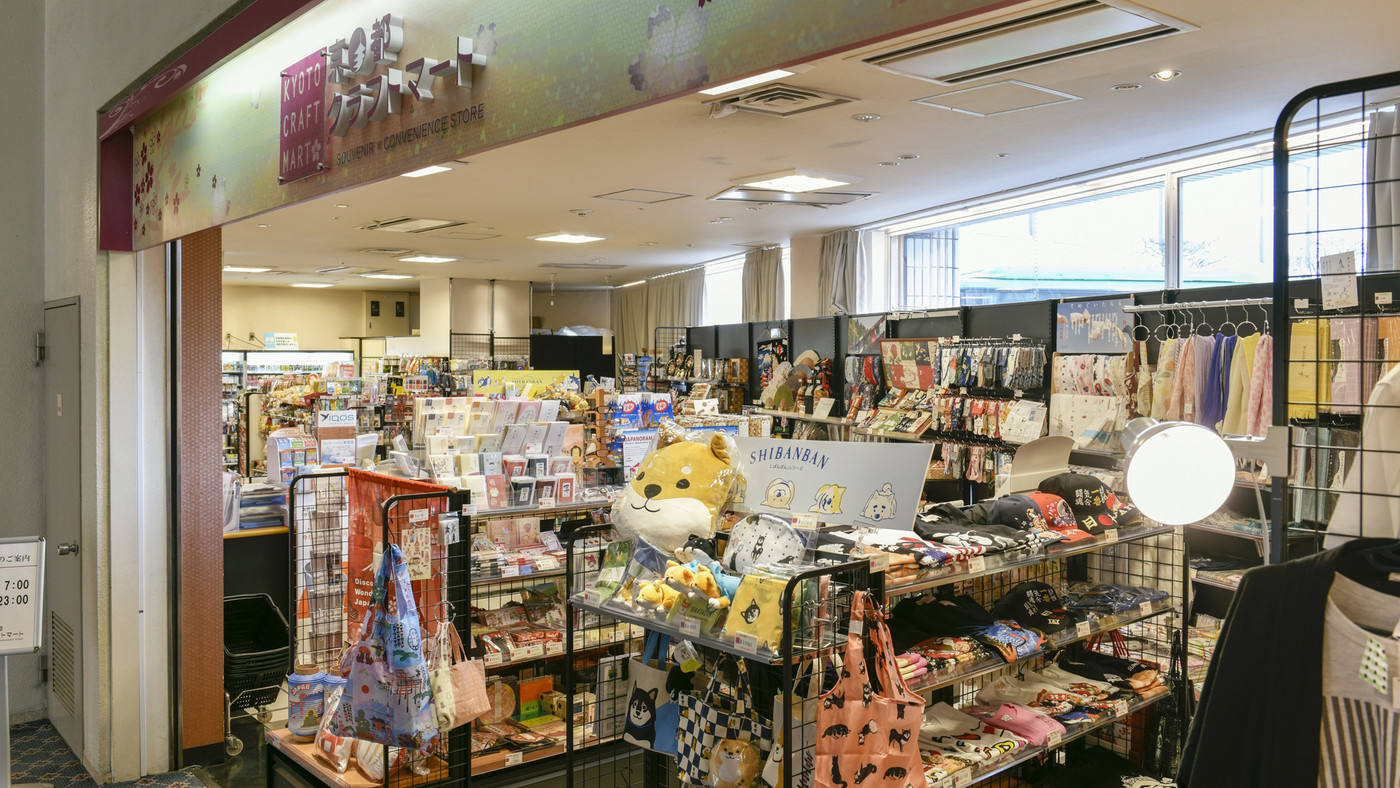 成田空港側の客室で飛行機の見える夜景を楽しむ4281417