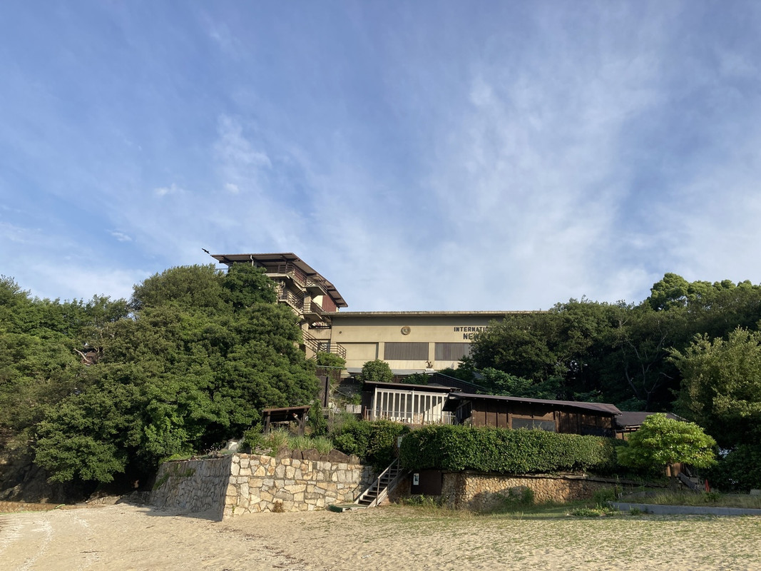 ビーチ側から見たホテル。手前に江戸風呂があります