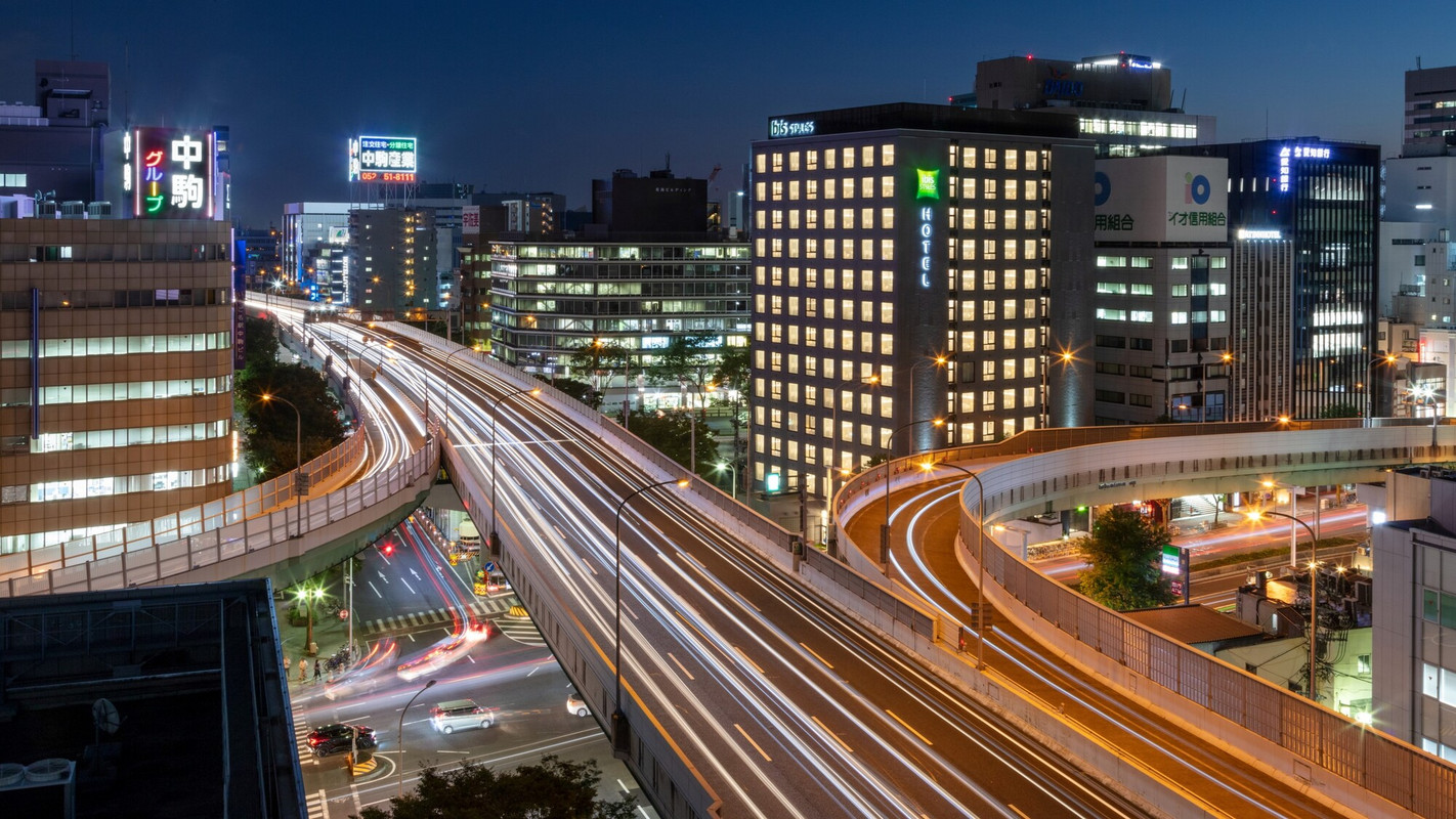 夜のホテル外観