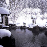 雪見露天風呂のある新潟県の旅館で、贅沢な温泉時間を。銀世界の情緒を楽しめるおすすめの宿7選