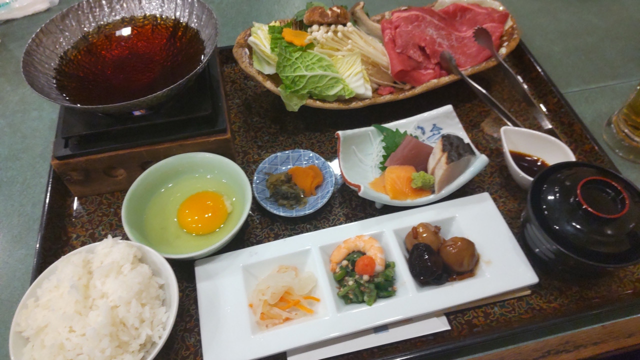 1階『お食事処・みやび』の国産牛すき焼き風御前3,800円