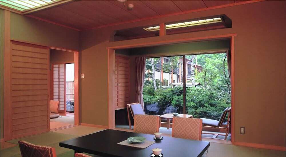 文人たちが愛した老舗旅館で、心ゆくまで温泉と美食を楽しむ3955025