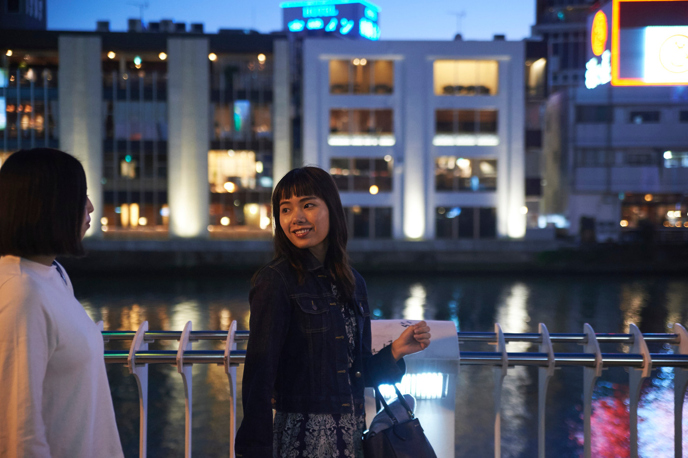 福岡　街並み　黄昏　女子旅