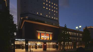 施設の正面 (日没後) / 1