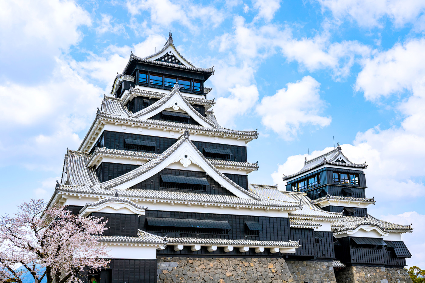  順調に復旧工事が進む熊本城  美しい姿に復活した天守閣（2021年3月22日撮影）
