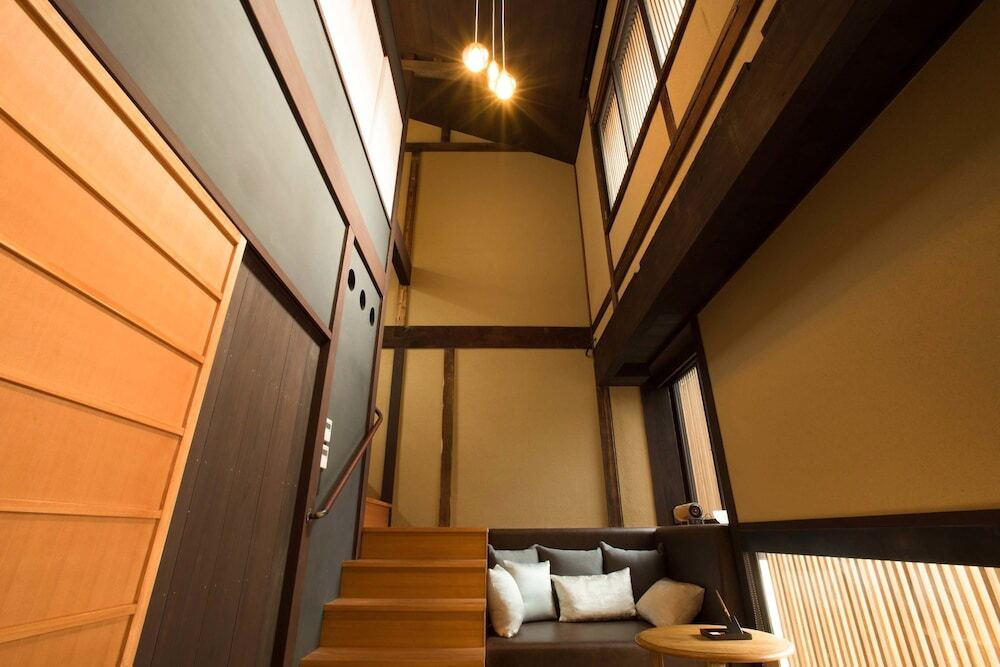 瓦敷きの土間と吹き抜けが雰囲気満点。“離れ町家”で気兼ねなく過ごせる3929427