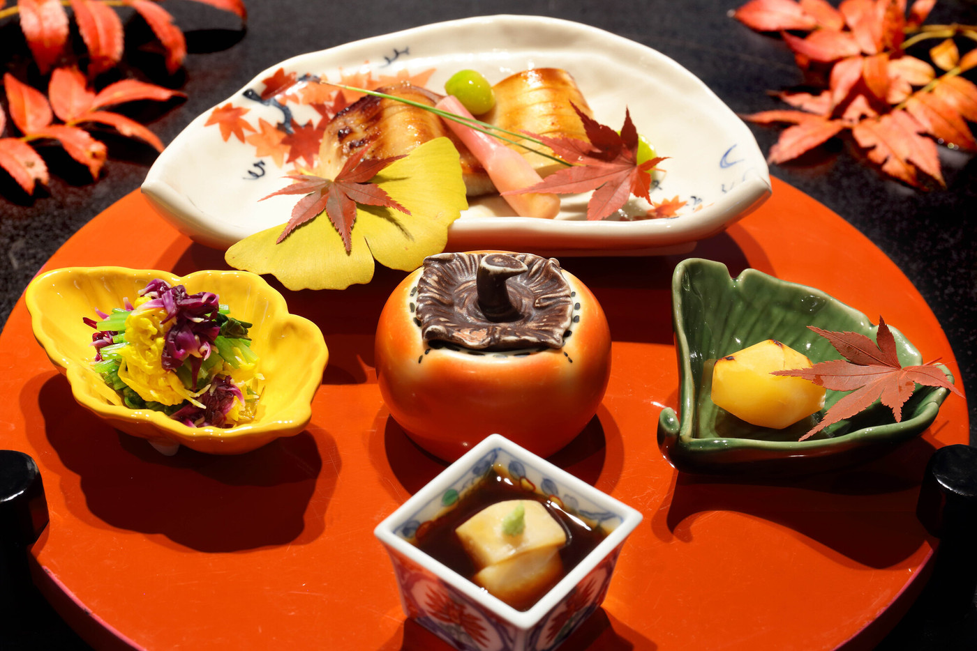 華やかで美しい季節の料理3930520