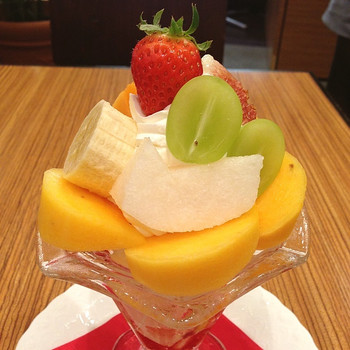 「ミキ フルーツ カフェ」 料理 21812346 柿・フルーツパフェ。