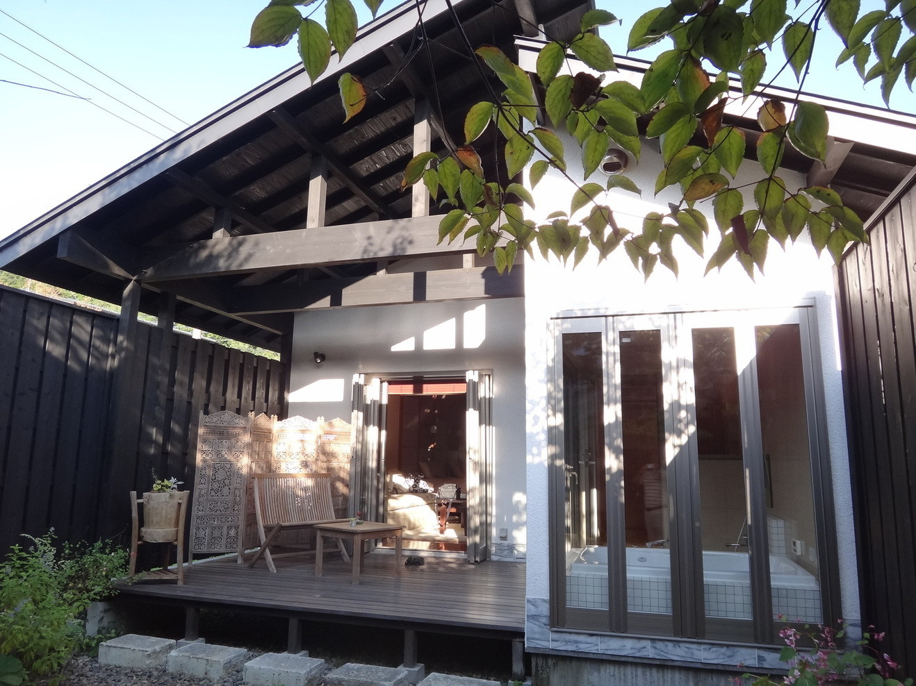 「オーベルジュ はなぶさ 日光」 外観 43499727 庭からテラスとお風呂