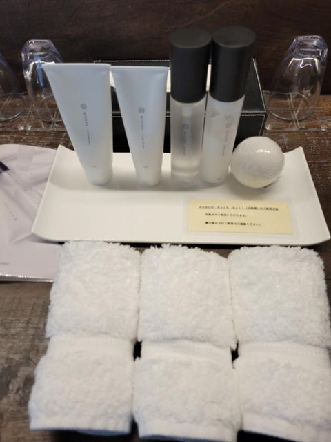 スキンケアグッズは「MISUZU(ミスズ)」製。再生医療研究生まれのコスメブランドで、みずみずしい肌に導いてくれるのだそう。普段とは違う"ご褒美ケア"も楽しみの一つ / 3