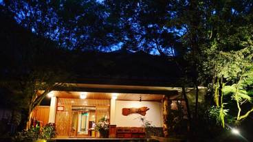 施設の正面 (日没後) / 3