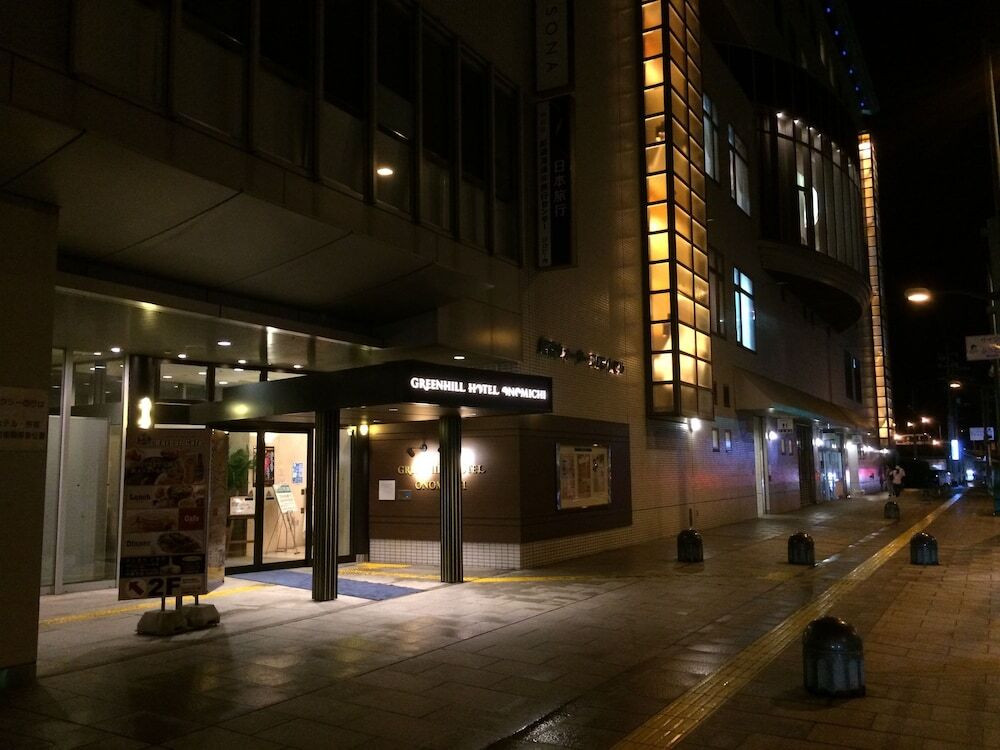 施設の正面 (日没後)