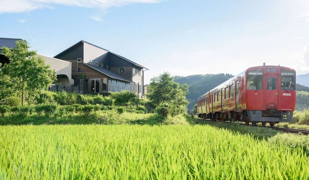 宿外観と列車 / 1